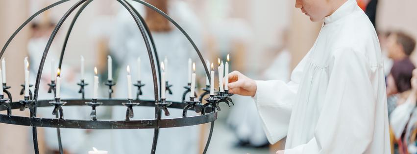 Konfirmant tenner lys – foto Ørjan Marakatt Bertelsen